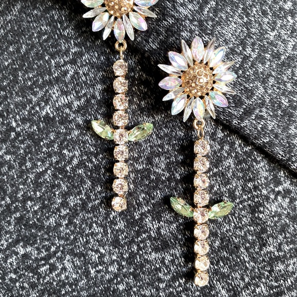 DARLING, playful, rhinestone daisy pierced earrings - Picture 3 of 4